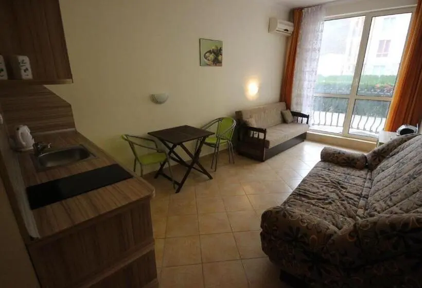 プールビュースタンダードステューディオ, Menada Negresco Apartments