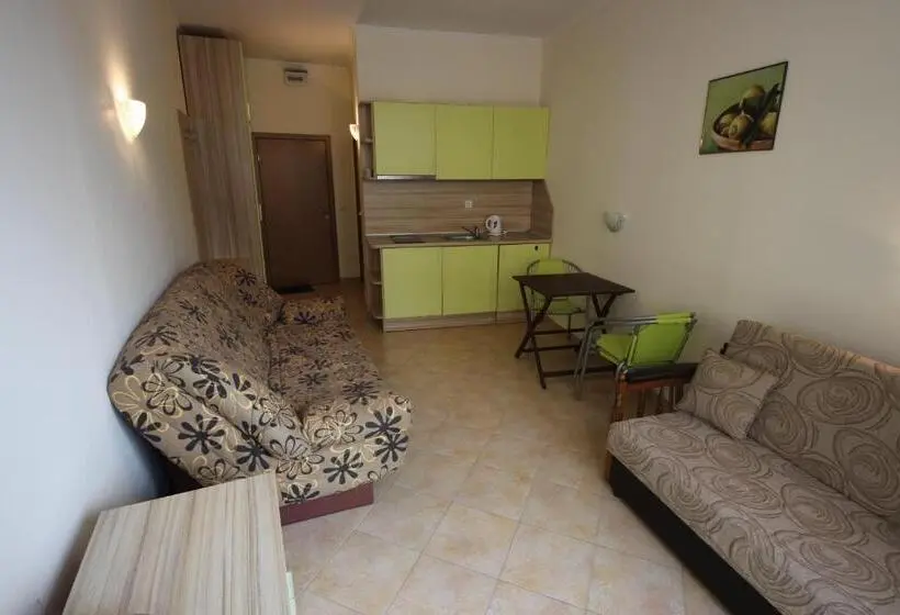 プールビュースタンダードステューディオ, Menada Negresco Apartments