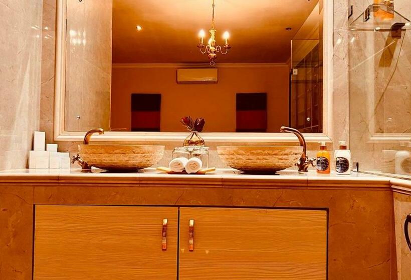 高级套房, 27a On Angus