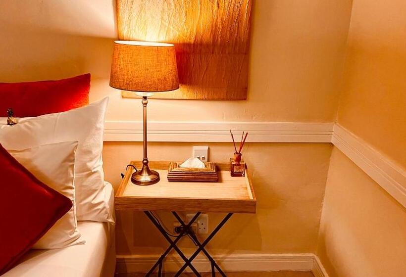 高级套房, 27a On Angus