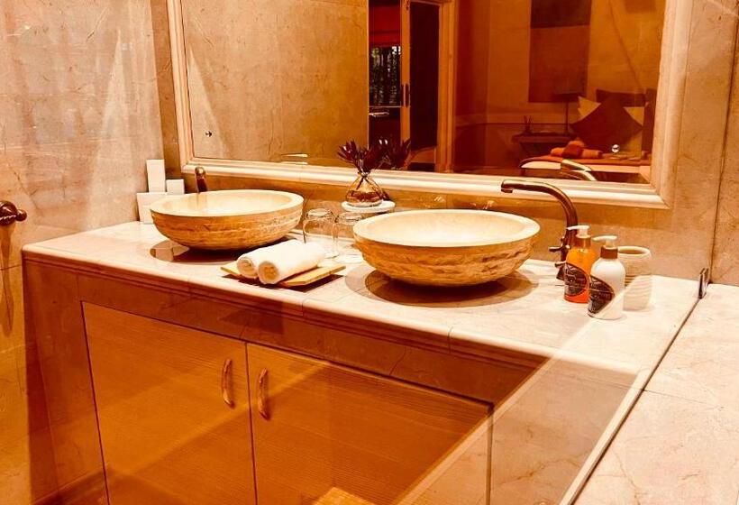 高级套房, 27a On Angus