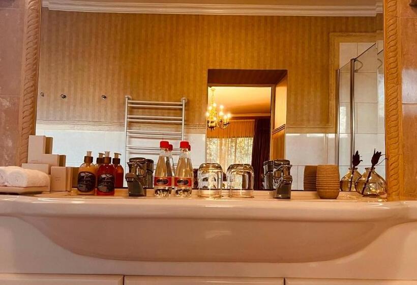 高级大房间, 27a On Angus