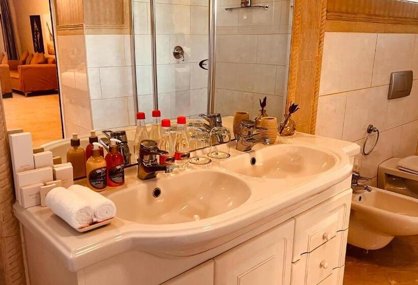 高级大房间, 27a On Angus