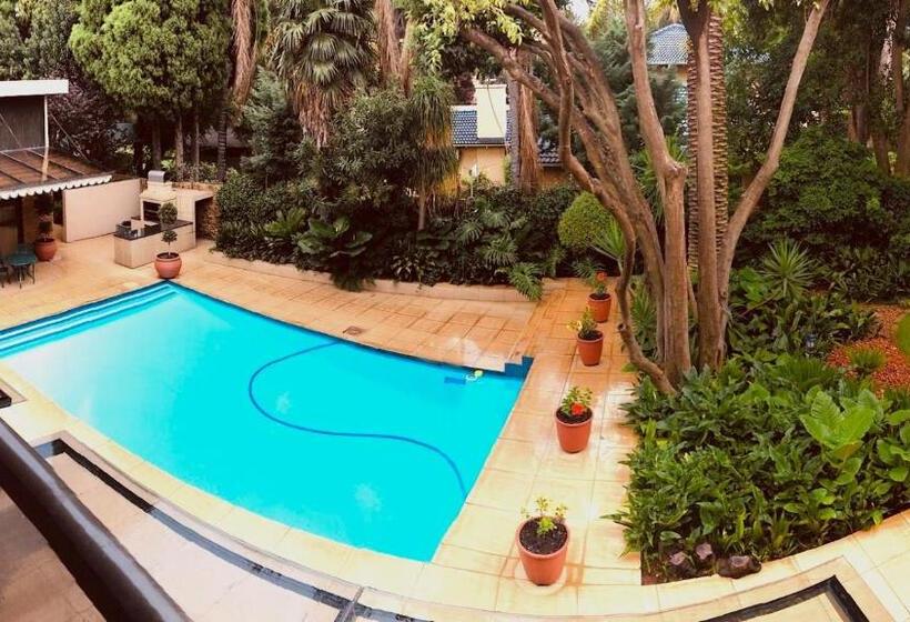 高级大房间, 27a On Angus