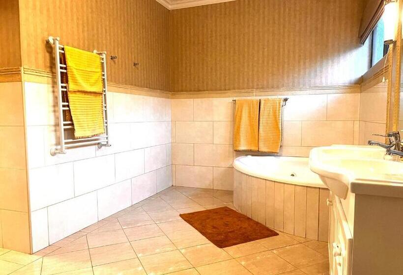 高级大房间, 27a On Angus