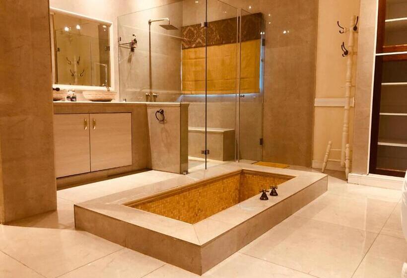 高级套房, 27a On Angus