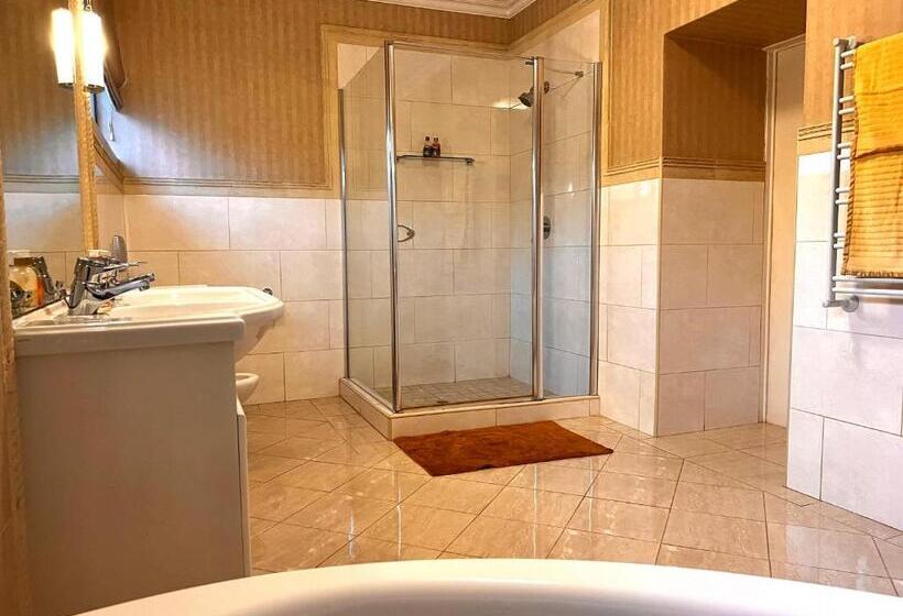 高级大房间, 27a On Angus