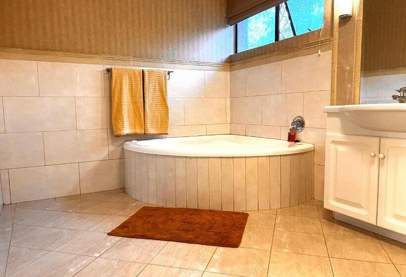 高级大房间, 27a On Angus