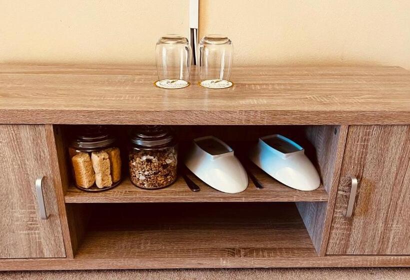 带大床的标准间, 27a On Angus