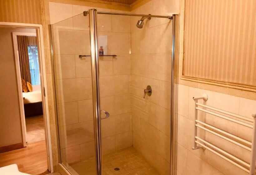 带大床的标准间, 27a On Angus