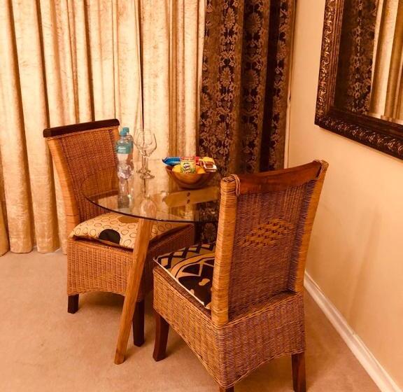 带大床的标准间, 27a On Angus