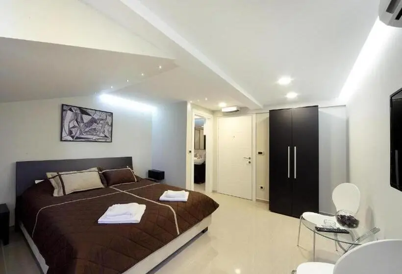 اتاق لوکس, Agent Lux Apartments