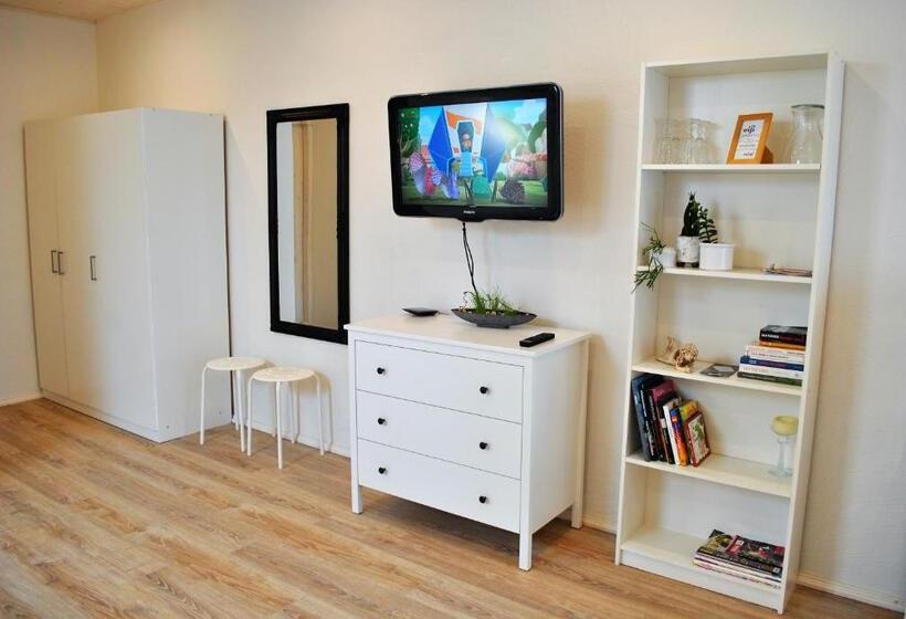 آپارتمان 1 خوابه, Family House