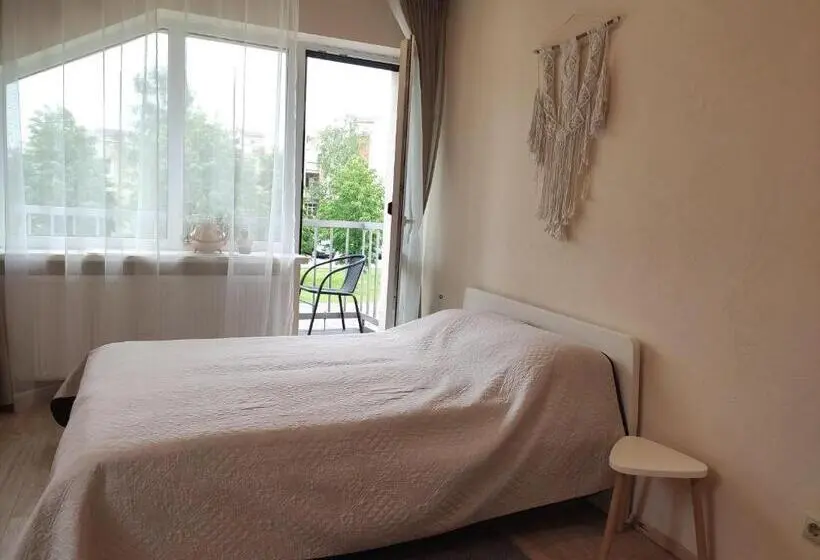 آپارتمان 1 خوابه با چشم‌انداز باغ, Family House