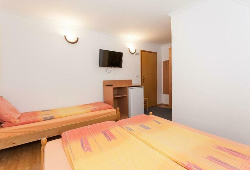 Quarto Triplo Basic, Vila Slavica