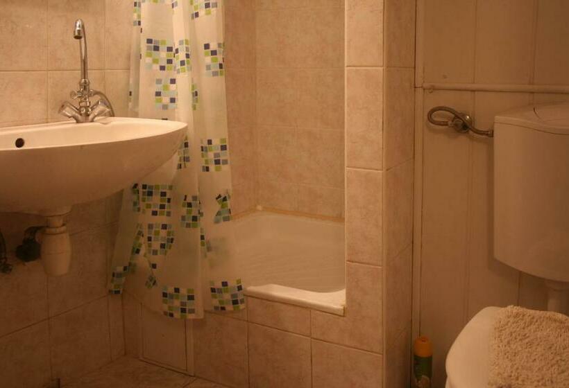 1 Schlafzimmer Apartment, Royal Studio Apartment