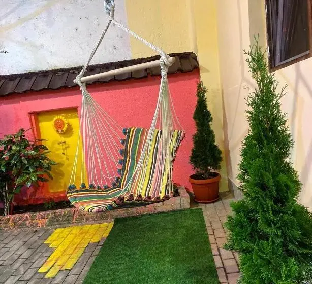 اتاق استاندارد سه تخته با چشم‌انداز باغ, Zani Hostel