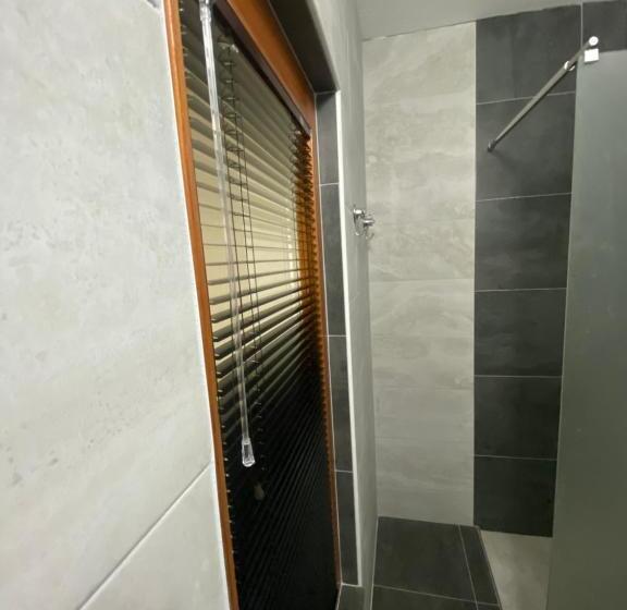 استودیو خانوادگی, Zani Hostel