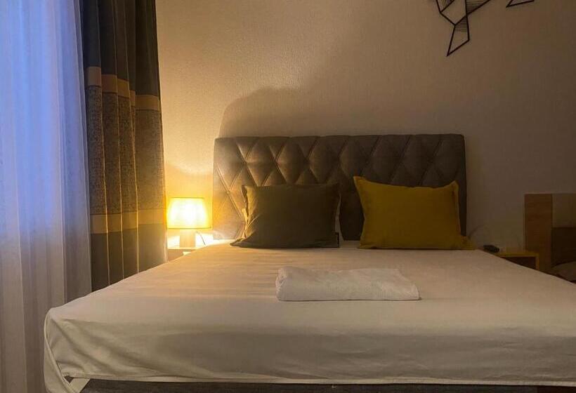 استودیو خانوادگی, Zani Hostel