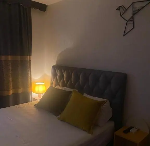 استودیو خانوادگی, Zani Hostel