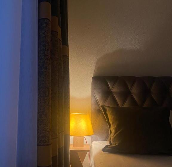 استودیو خانوادگی, Zani Hostel