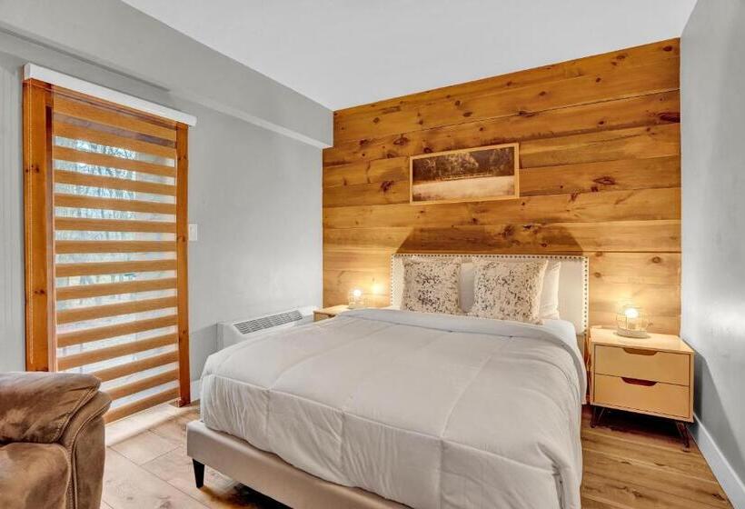 غرفة قياسية مزوَّدة بتراس, Chimney Hill Estate Inn