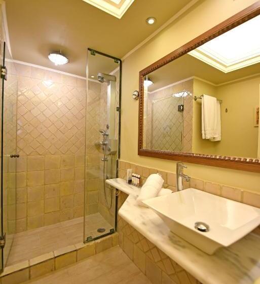 جناح عائلي, Angelica Boutique