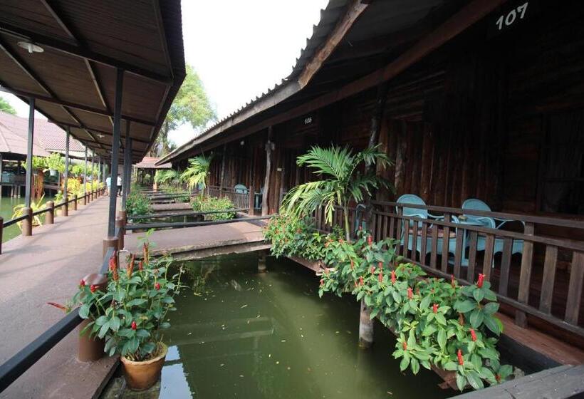 Superior room with lake view, Banpu Resort Trat