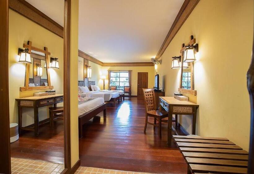 泳池景标准四人房间, Banpu Resort Trat