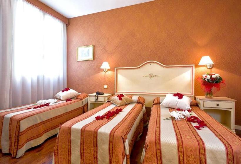 标准三人间, Conterie