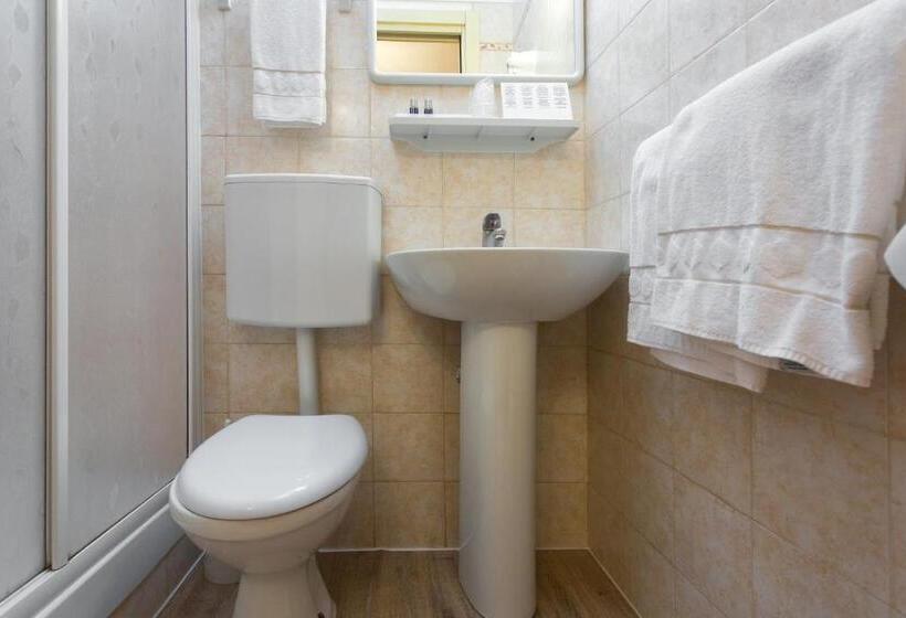 标准单人间, Conterie