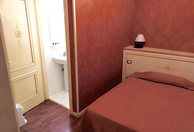 标准单人间, Conterie