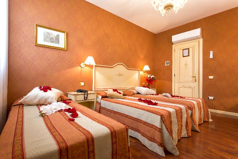 标准三人间, Conterie