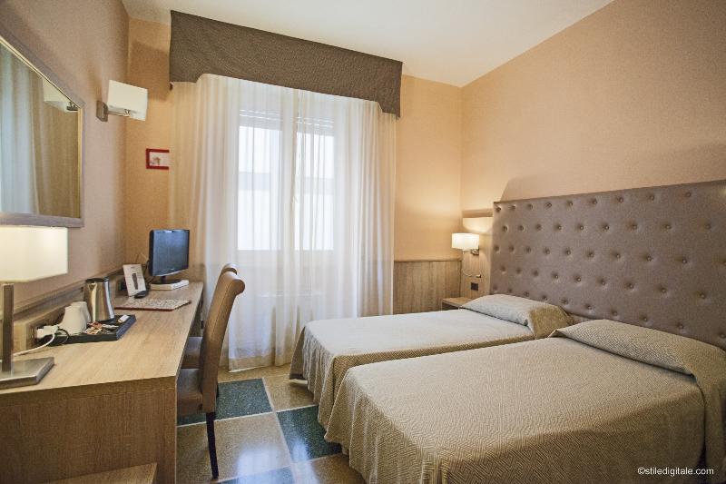 标准三人间, Conterie