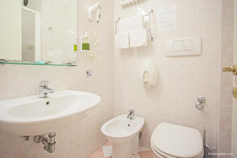 标准三人间, Conterie