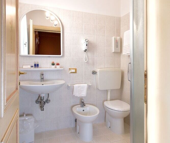 标准三人间, Conterie