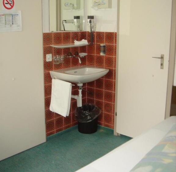 غرفة قياسية فردية, Eden Sisikon