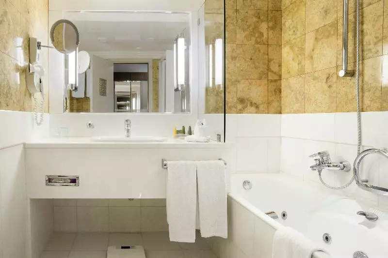 キングサイズベッドのスタンダードルーム, Holiday Inn Athens Attica Av, Airport W., An Ihg