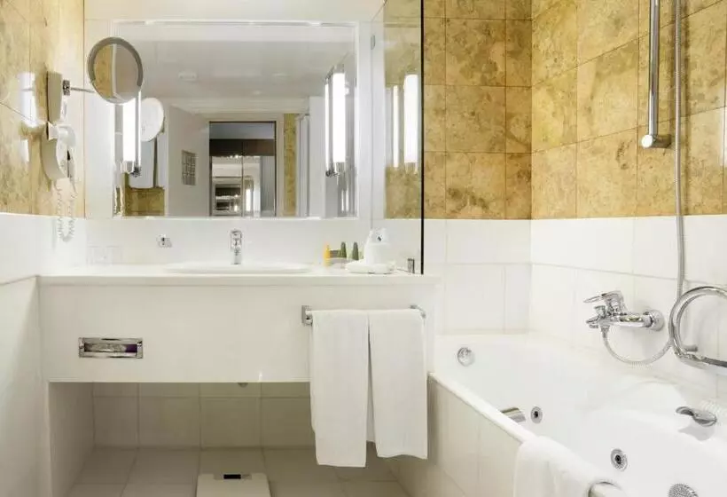 キングサイズベッドのスタンダードルーム, Holiday Inn Athens Attica Av, Airport W., An Ihg