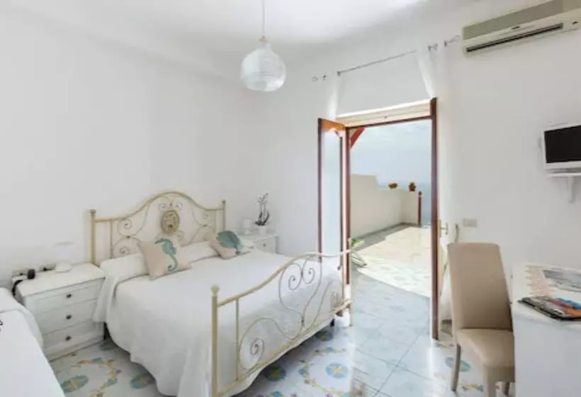 اتاق استاندارد چهار تخته با چشم‌انداز دریا, Villa Bellavista