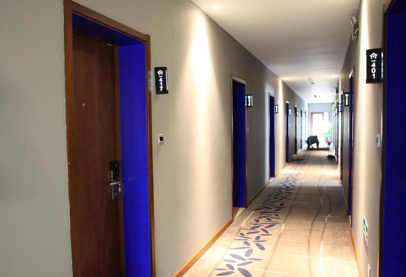 Номер Стандарт в Мансарде, Kaiyue Hotel Zhongshan Road St Michael S Cathedral And Zhanqiao Pier Qingdao