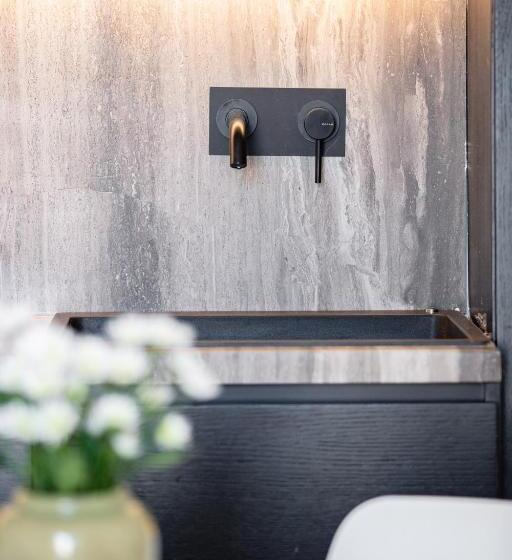 סוויטה עם ג'קוזי, Aristea