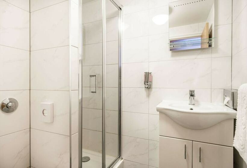 Номер Стандарт, Comfort Inn Victoria