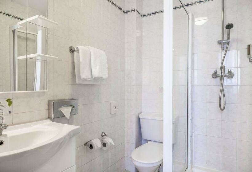 Номер Стандарт Трехместный, Comfort Inn Victoria