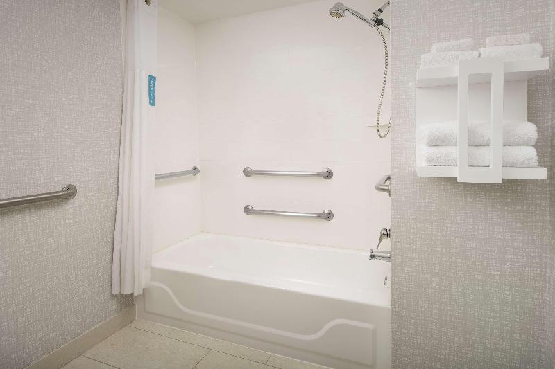 스위트 킹사이즈 침대, Hampton Inn College Park