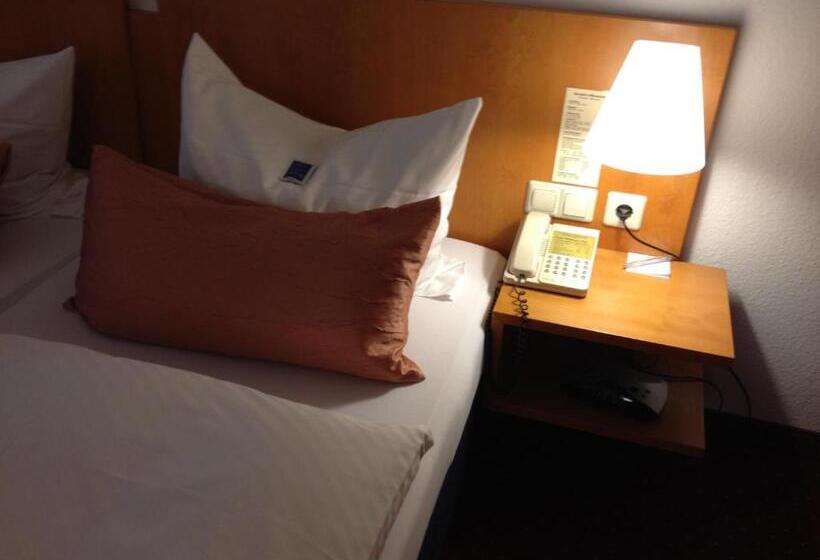 غرفة قياسية ثلاثية, Möhringer Hof