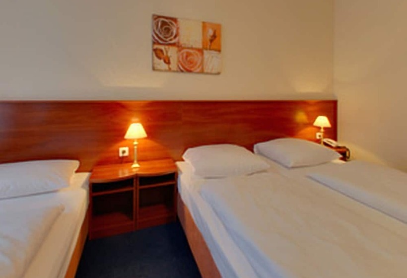 标准三人间, Terminus Am Hauptbahnhof & Zob