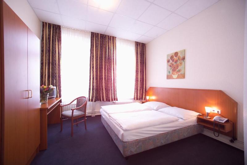 标准三人间, Terminus Am Hauptbahnhof & Zob