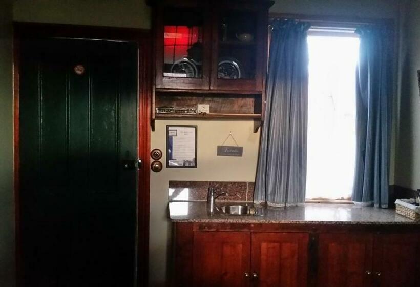 小室, Sorell Barracks