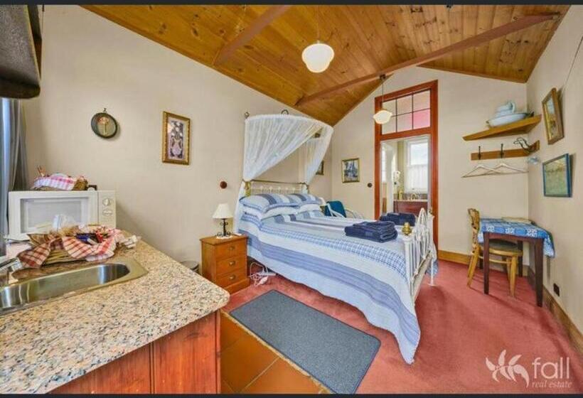 小室, Sorell Barracks